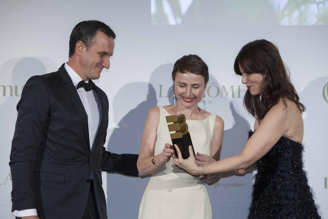 La diseñadora de joyas Helena Rohner, agradeció emocionada el premio recordando no solo su trayectoria profesional sino su aprendizaje vital a través de la enfermedad de su hijo, que ha plasmado en el documenal 'La vida de Lucas'.