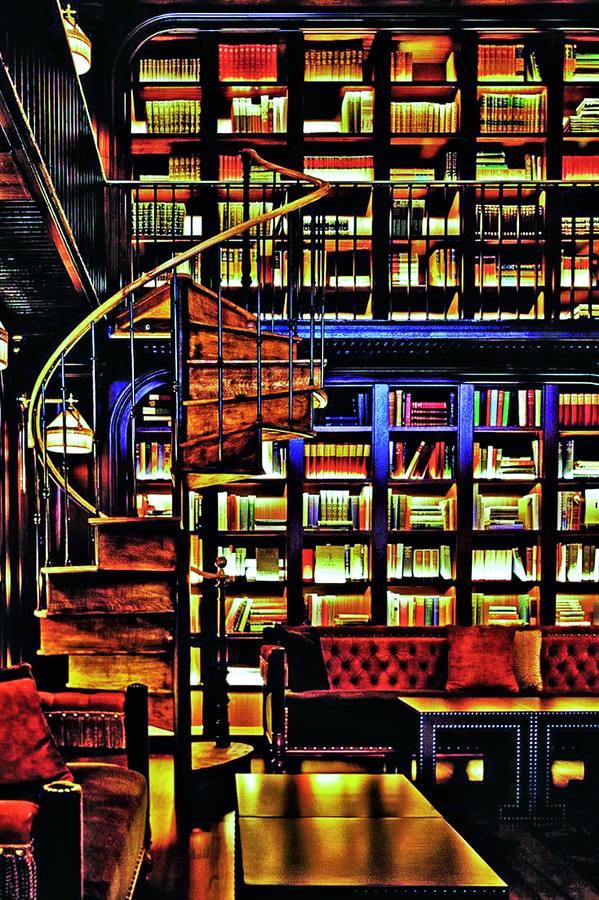 El bar del Hotel Nomad, en Nueva York, recuerda a una biblioteca clásica. ¿Lo mejor? Que los libros no son solo una decoración. www.thenomadhotel.com.