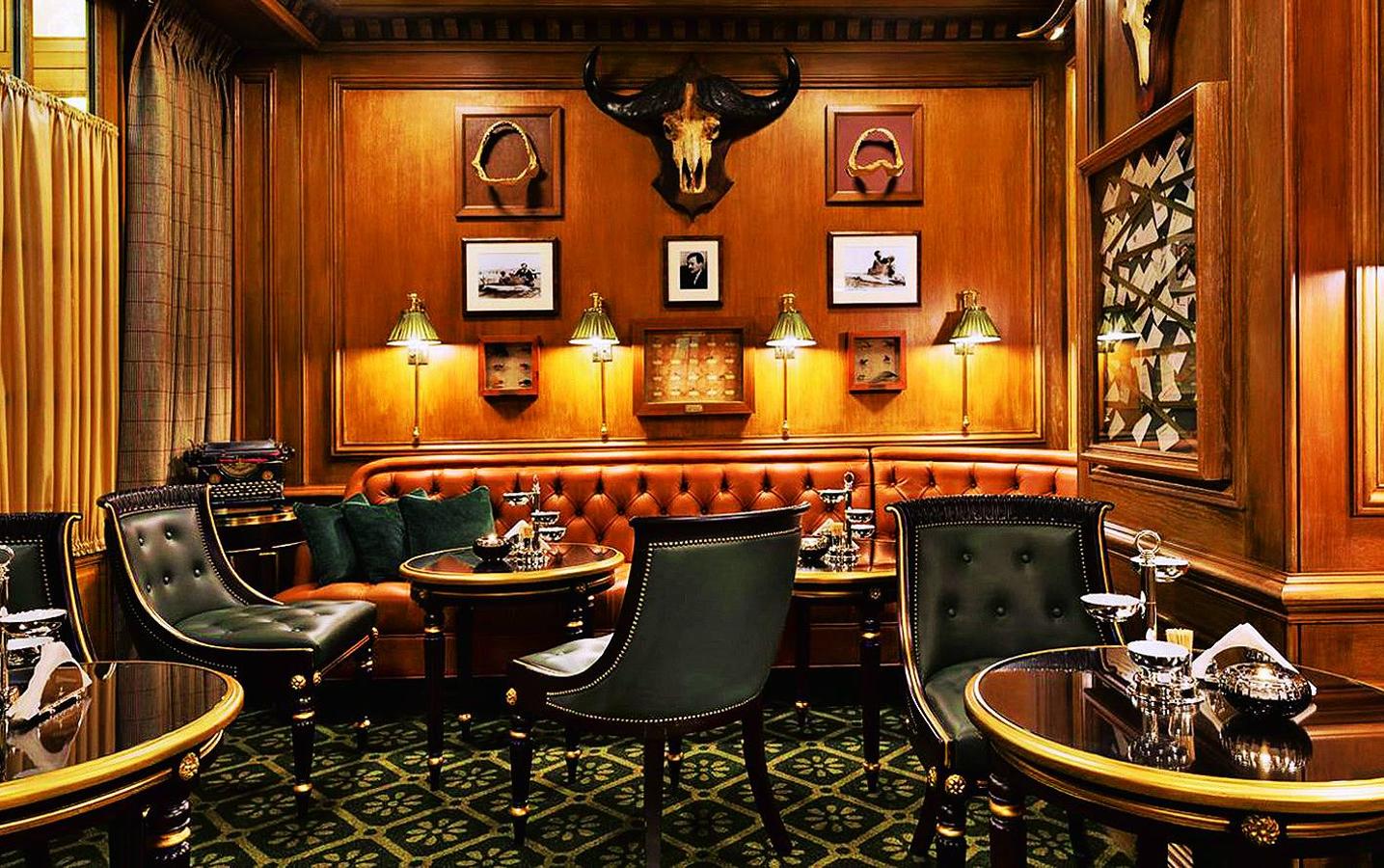 ¡Hemingway estuvo aquí! Reabre el mítico bar del Hotel Ritz de París, que lleva el nombre del escritor.www.ritzparis.com.