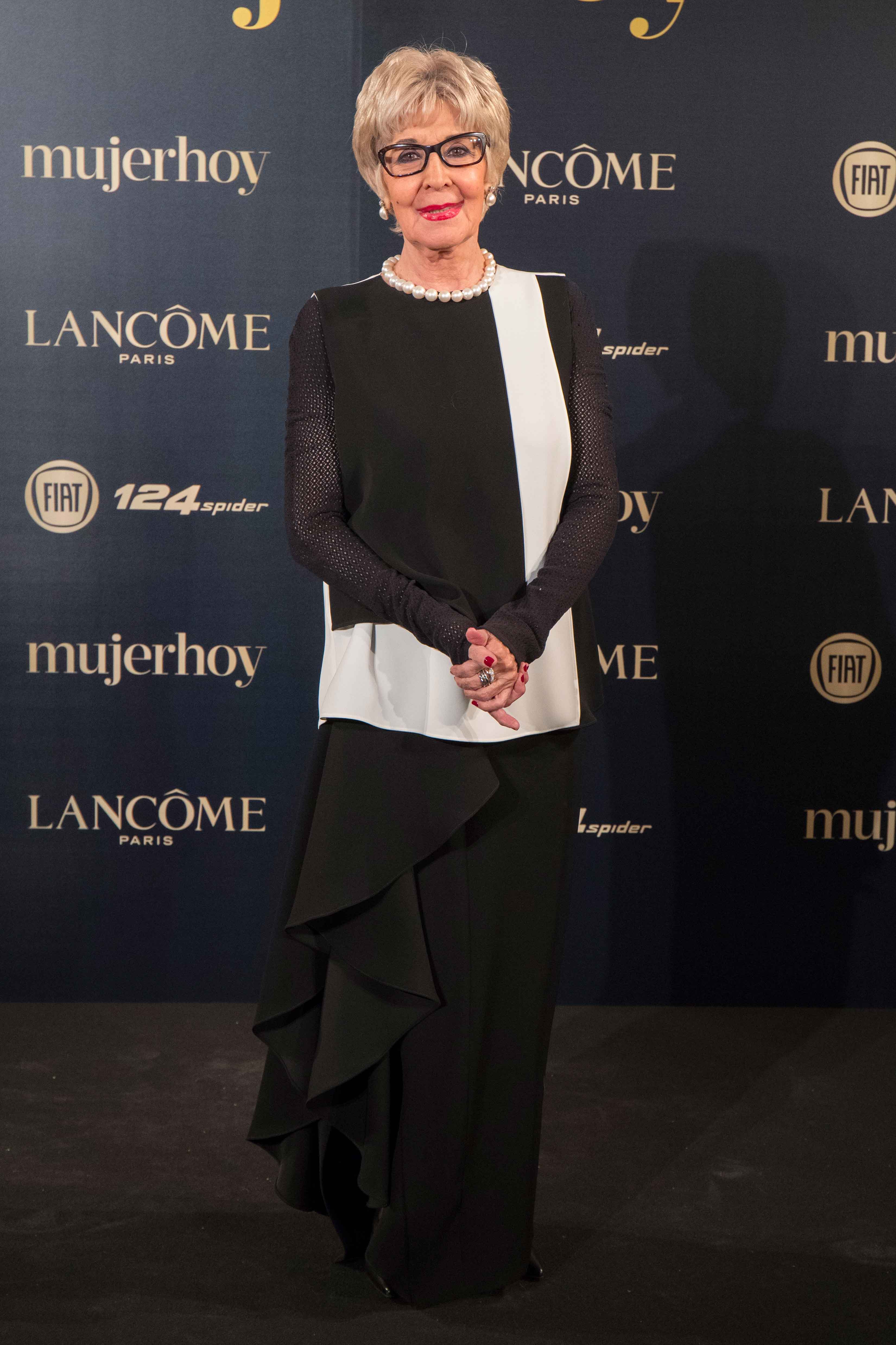La actriz Concha Velasco acudió a la gala de entrega de los VIII Premios Mujerhoy con un look black & white de Carolina Herrera.