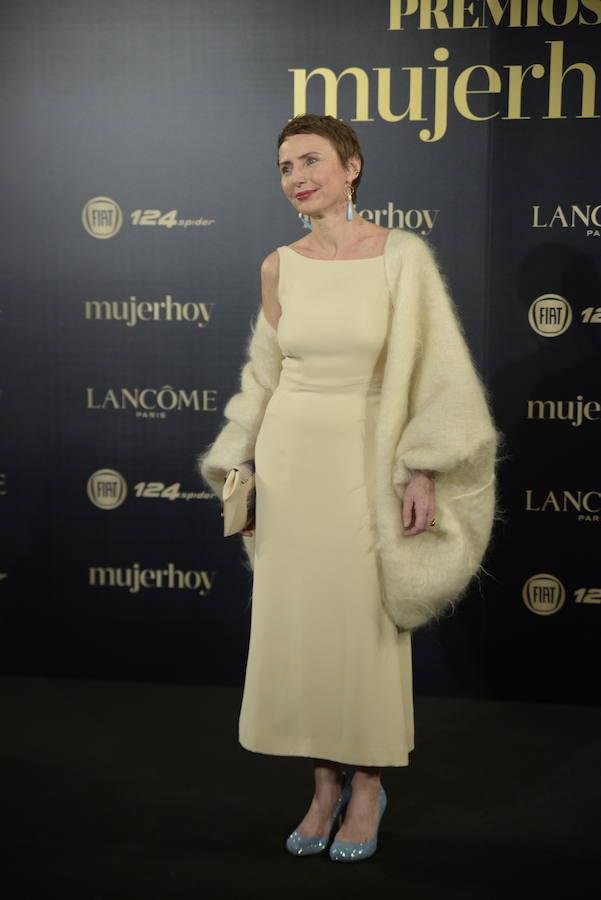 La diseñadora de joyas Helena Rohner posa ante los fotógrafos poco antes de la gala de los VIII Premios Mujerhoy, en la que fue una de las galardonadas. Con vestido de Sybilla y clutch de One Six One.