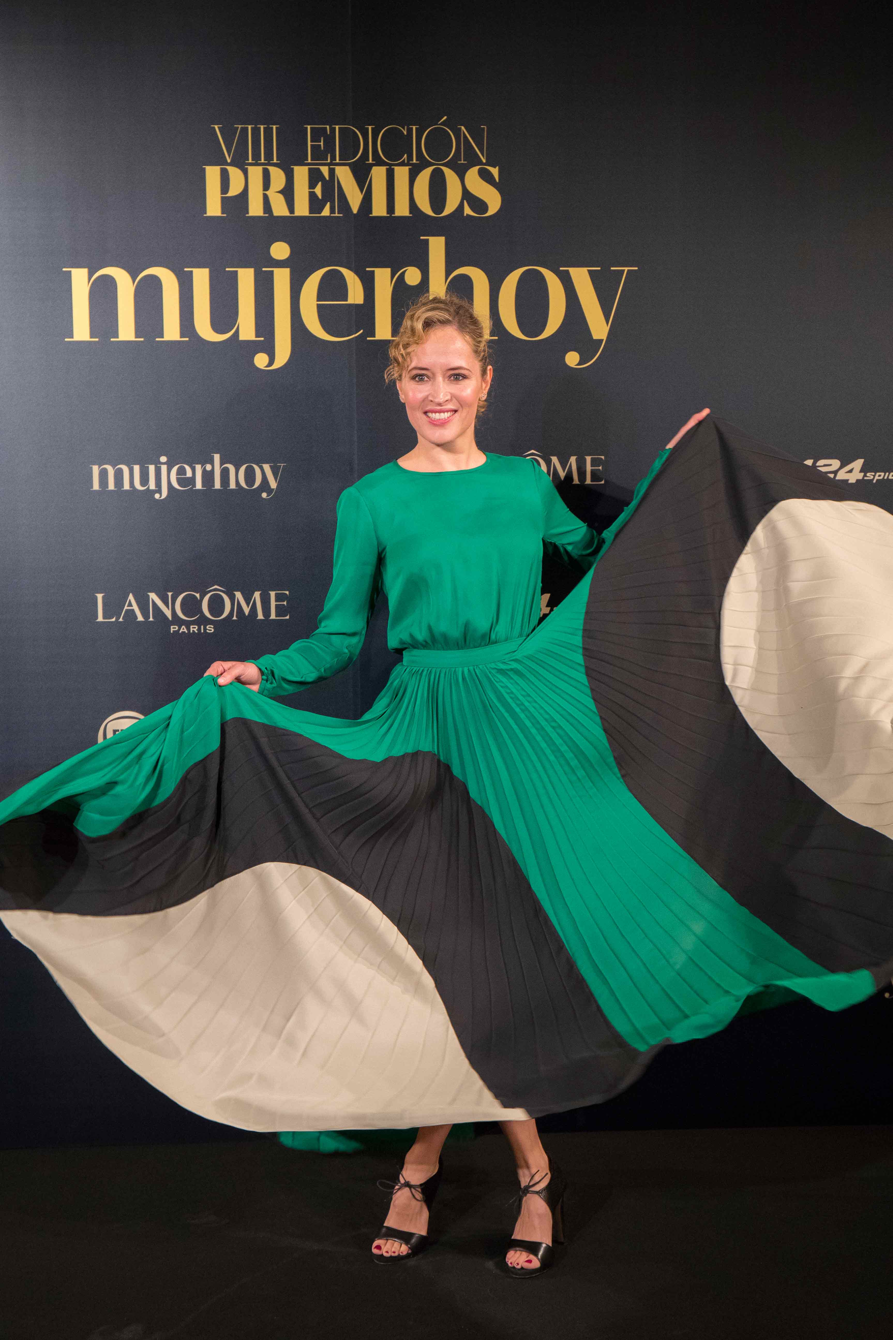 La actriz Marta Larralde posó en la alfombra roja previa a la entrega de los VIII Premios Mujerhoy con un diseño de tejido fluido de Antonio García.