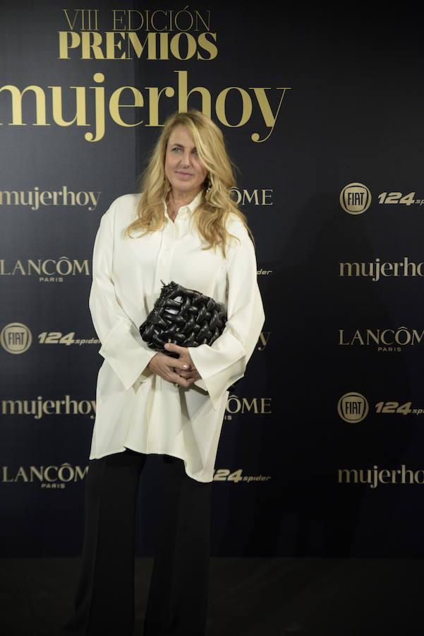 Patricia Urquiola posa ante los fotógrafos poco antes de recibir uno de los galardones de los VIII Premios Mujerhoy con un look de Cèline y pendientes de su madre.