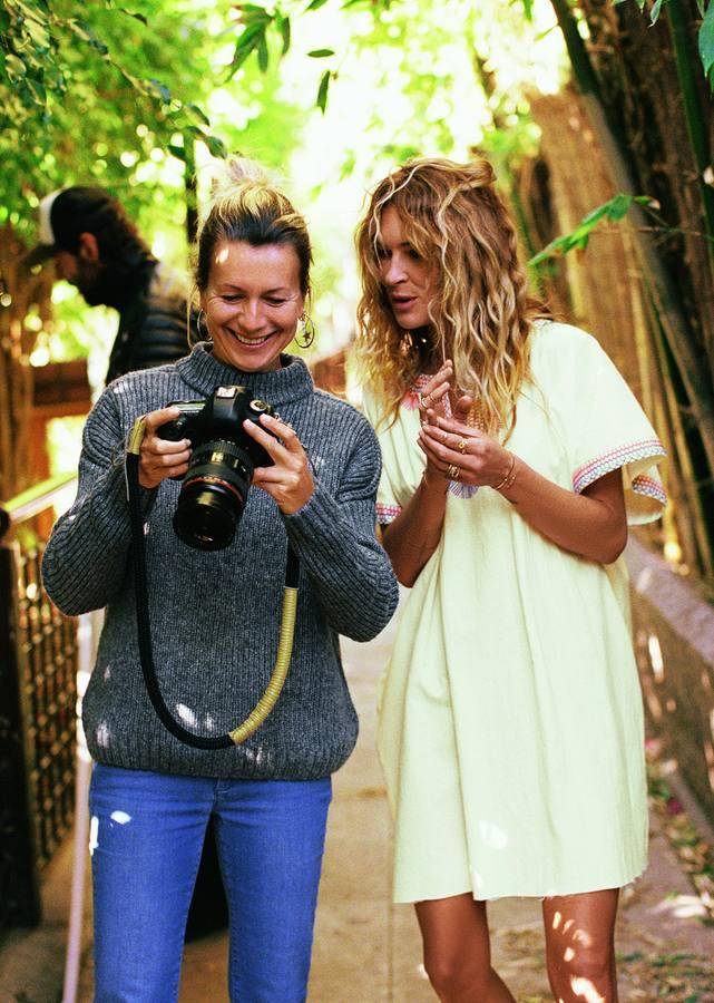 En 2006, en Venice Beach (Los Ángeles), Blake Mycoskie creó una firma, Toms, y puso en marcha una original iniciativa solidaria: one for one, o lo que es lo mismo, por la venta de unos zapatos regala otros a un niño sin recursos. En su décimo aniversario, la marca que colabora con un centenar de ONGs se une a & Other Stories en una colección solidaria que promocionan la top model Erin Wasson (que vive en Venice Beach) y la fotógrafa Natalie Joos. Con cada venta, & Other Stories financiará clases de inglés para niños. www.toms.com