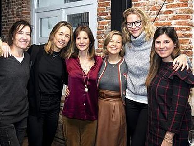 Macarena Blanchón, propietaria de JustBe Comunicación; Costanza Manfredi, dircom de Aristocrazy; Laura Ruiz de Galarreta, directora de Operaciones y Relaciones Institucionales de Mujerhoy; Charo Carrera; y Maria de León, colaboradora de Mujerhoy y bloguera.