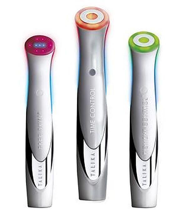 Light Therapy de Talika. Se pulsa el botón y emerge la luz cuando está en contacto con la piel. Time Control para el contorno de los ojos. Pigment Control para las manchas cutáneas. Free Skin para combatir imperfecciones. (De 79€ a 99 €, en farmacias)