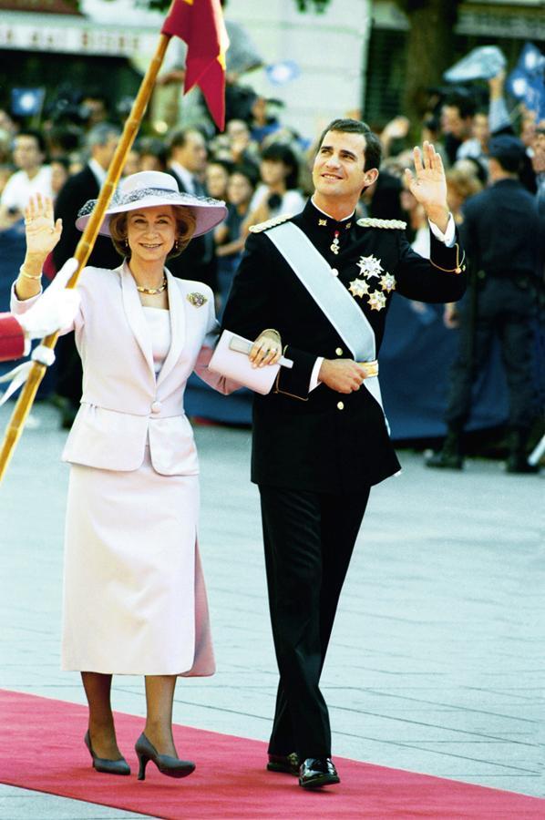 Felipe de Borbón y Doña Sofía, a su llegada a la Catedral de Barcelona para celebrar la boda de Doña Cristina e Iñaki Urdangarín en 1997.