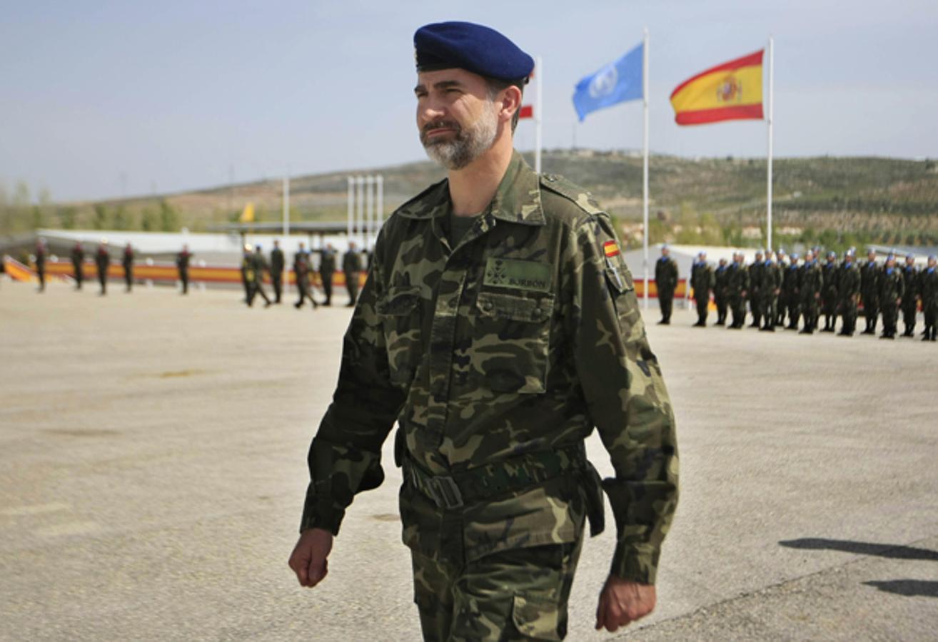 Don Felipe, con uniforme militar, durante una visita a las tropas españolas en el Líbano.