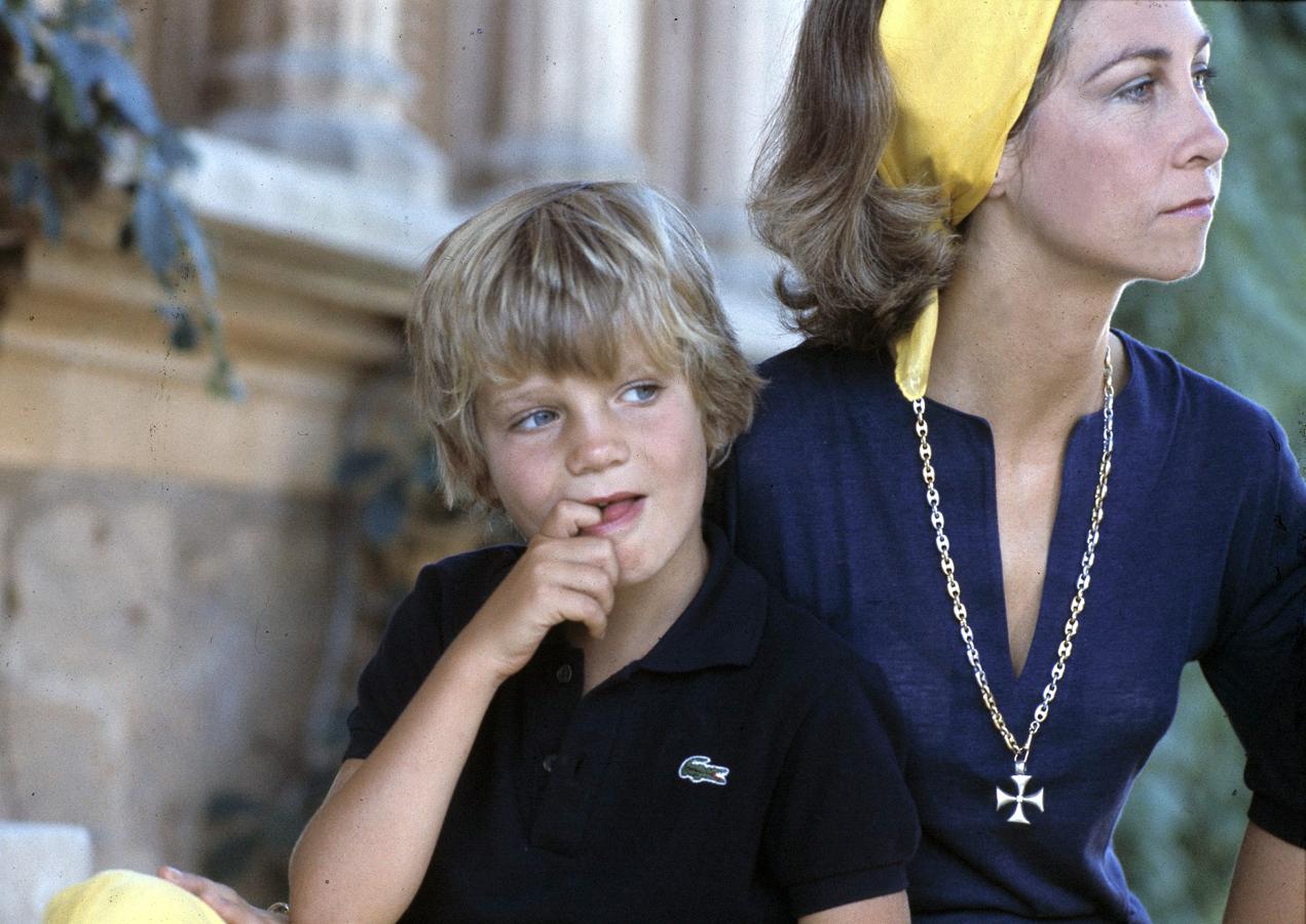 Don Felipe, junto a la Reina Doña Sofía, en una bonita imagen veraniega, durante las vacaciones familiares en Palma de Mallorcar (verano de 1975).