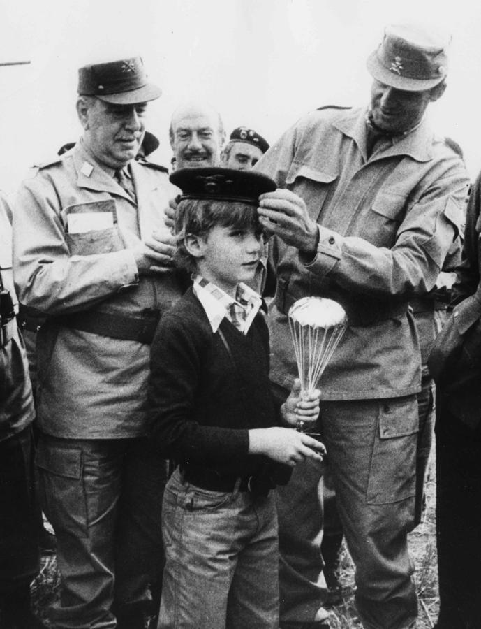 Tierna imagen del Príncipe de Asturias y el Rey Juan Carlos, durante un acto militar en junio de 1976.