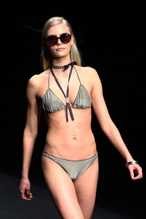 Los tonos plata tiñen los bikinis para deslumbrar en la playa.
