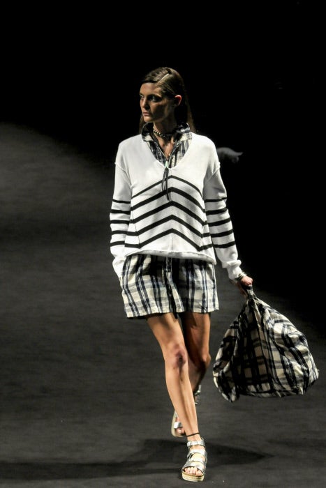 La firma catalana propone mix de estampados para los looks playeros más desenfadados como el que lleva Marina Pérez