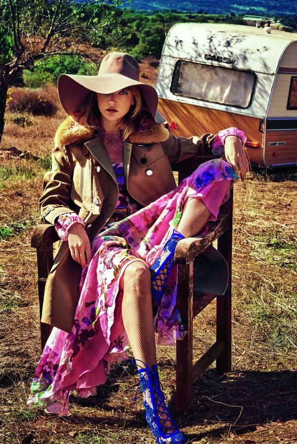 Vestido de Blumarine con trench de Coach. Las medias son de Calcezonia, los botines de Christian Louboutin y la pamela de Mariana Barturen.