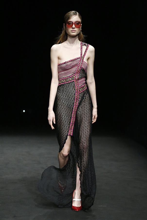 La modelo española Paula Willlems desfiló para Custo con un vestido asimétrico, una de las tendencias más potentes de la temporada.