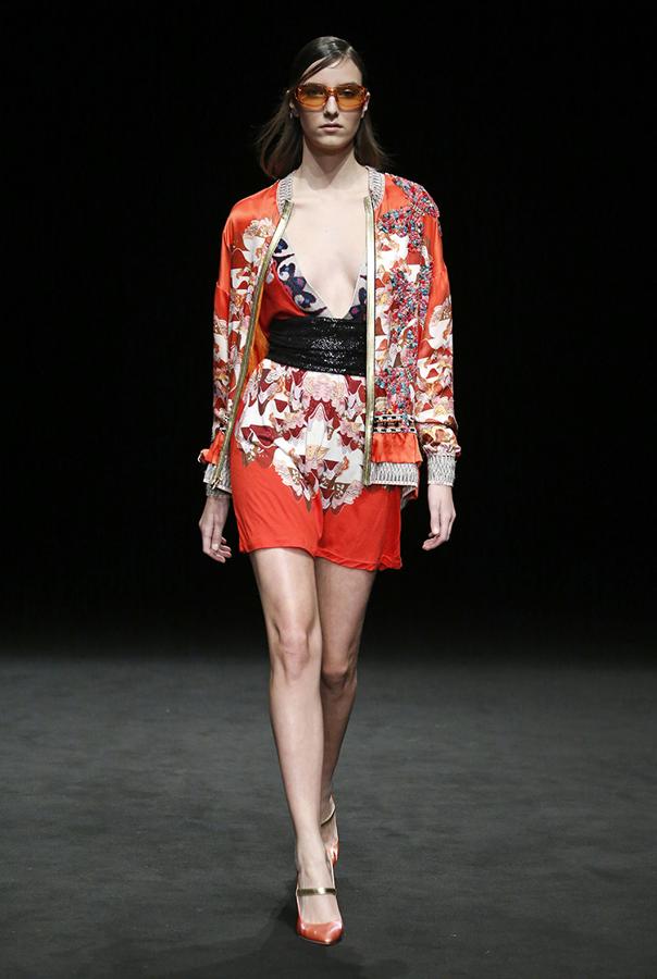 Tejidos fluidos, que derrochan feminidad, en lo nuevo de Custo.