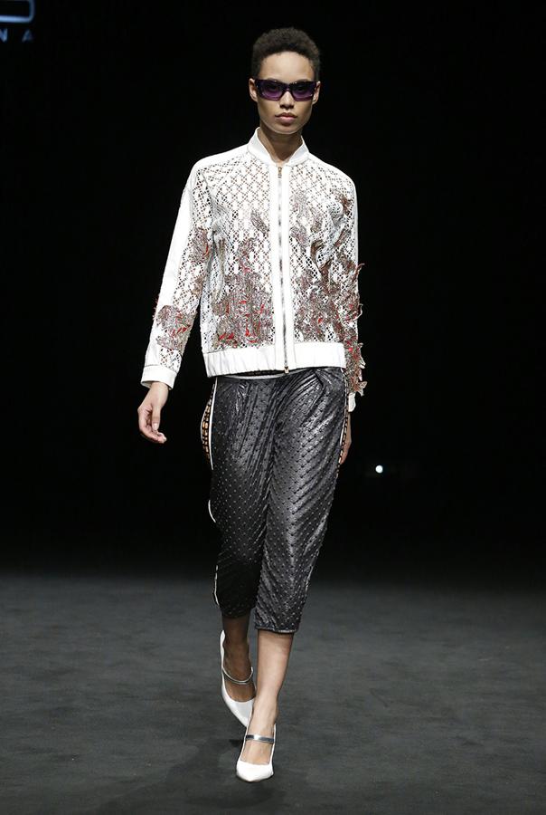 El brillo se apodera de las prendas de Custo, que sube a la pasarela, de nuevo, los pantalones pirta.