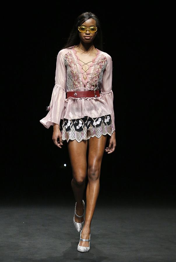 La organza se apodera de las prendas más sofisticadas de la firma, como las blusas con mangas de volantes.