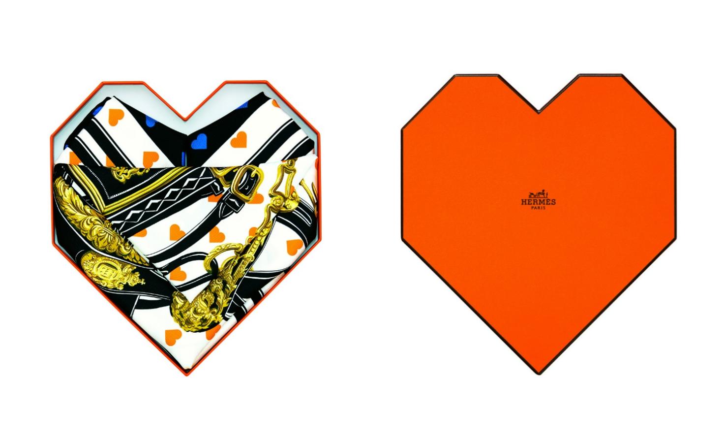 El pañuelo Brides de Gala Love, de Hermès, se presenta esta primavera en edición limitada y en una original caja con forma de corazón. Creado por Hugo Grygkar (1907-1959), padre de los pañuelos de la maison, está a la venta desde febrero.