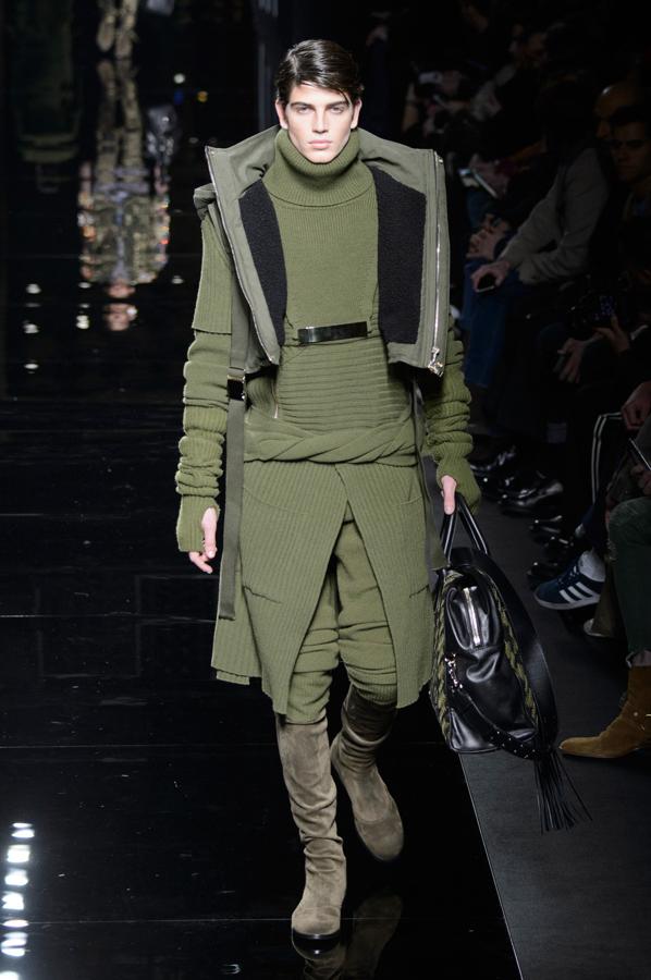 Uno de los diseños de la colección de Balmain que incluye una falda masculina entre sus propuestas para el otoño.