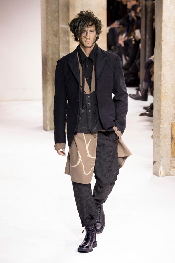 Uno de los diseños de la colección de Yamamoto que incluye una falda masculina entre sus propuestas para el otoño.