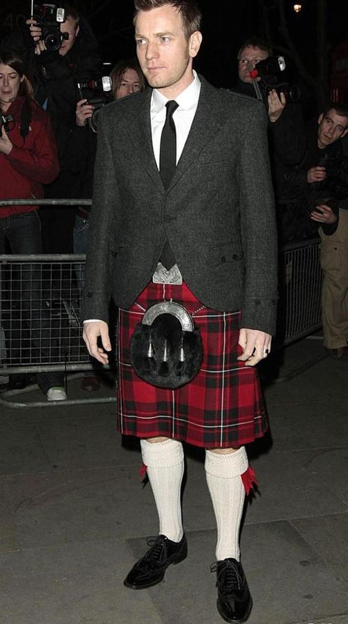 Uno de los famosos que se adelantó a la tendencia de lucir falda antes de que lo viéramos en las pasarelas es Ewan McGregor.