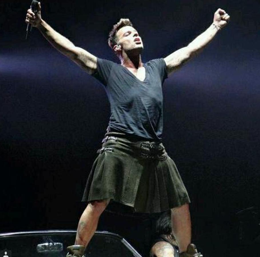 Uno de los famosos que se adelantó a la tendencia de lucir falda antes de que lo viéramos en las pasarelas es Ricky Martin.