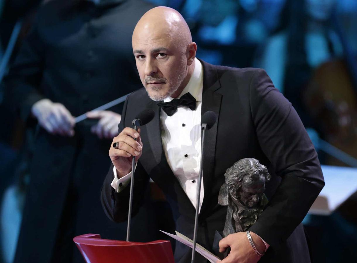 Roberto Álamo preguntó si no se podía subir el micrófono.