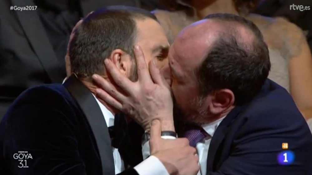 Este beso en la boca de Karra y Dani Rovira, entre los momentazos de la gala.