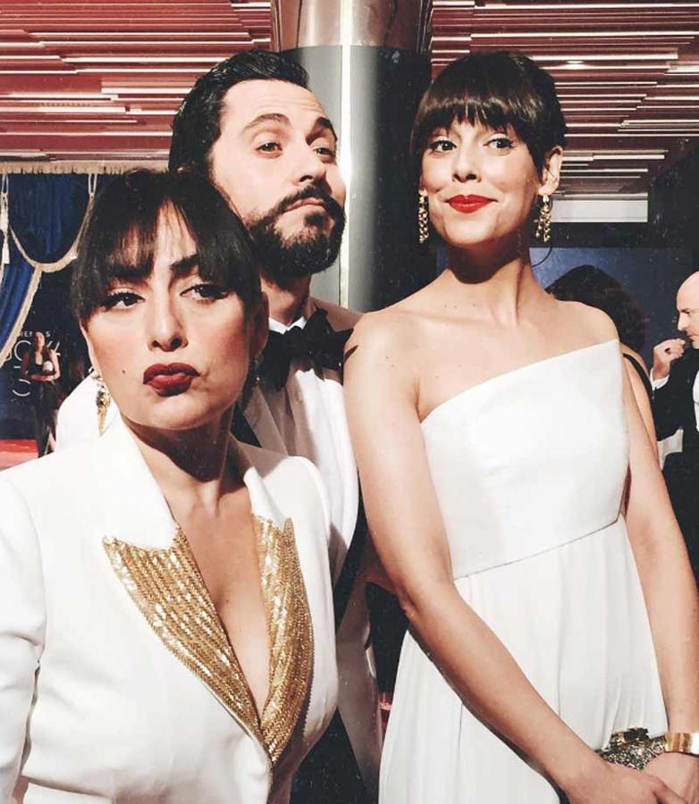 El director y dos de las musas de 'Kiki, el amor se hace', hacen piña antes de que comience la ceremonia.