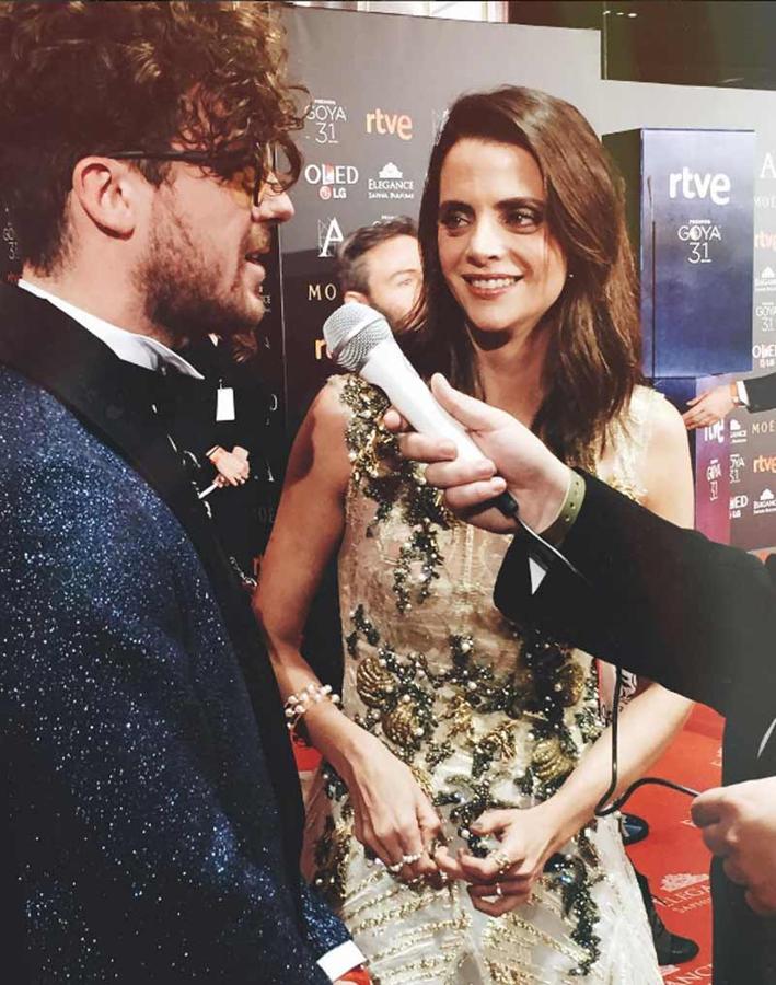 Macarena Gómez observa a su marido mientras es entrevistado antes de qu edé comienzo la ceremonia.