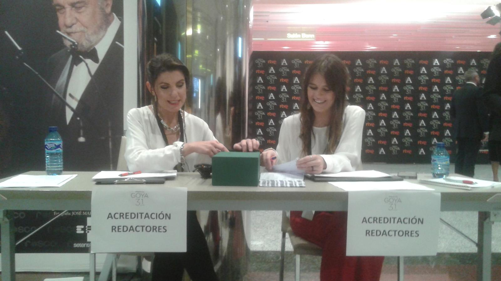 Cecilia Calvo y Laura Laorden son las encargadas de buscar, encontrar y entregar la acreditación de prensa. Les espera una tarde ajetreada.