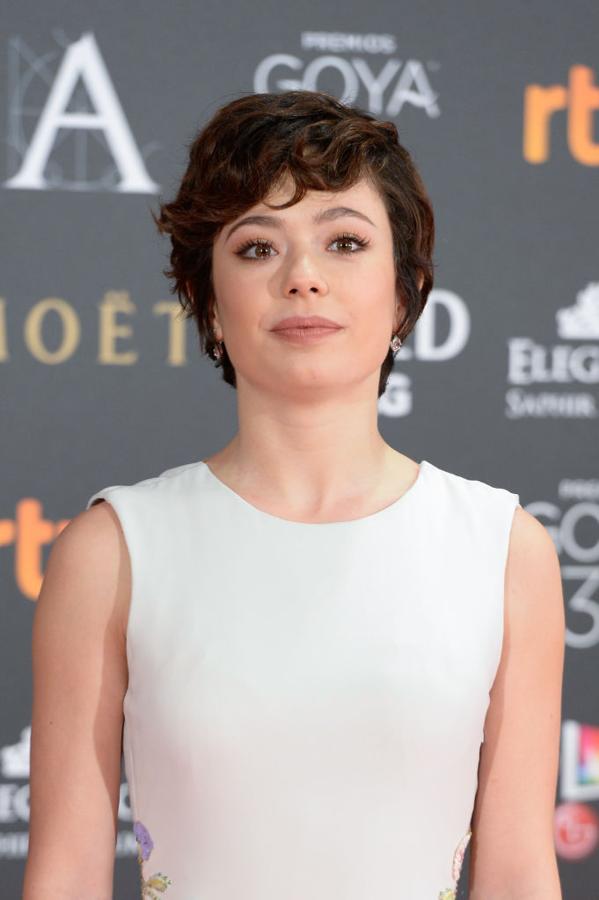 Anna Castillo, ganadora del Goya como mejor actriz revelación, lució su corte de pelo pixie ondulado y un discreto maquillaje con sombras en nude, pestañas XXL, y labios nude mate.