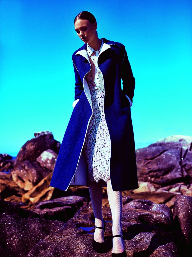 Abrigo de Adolfo Domínguez, blusa de Intropia y falda de Pinko. Los zapatos son de Gloria Ortiz y las medias, de Calzedonia.