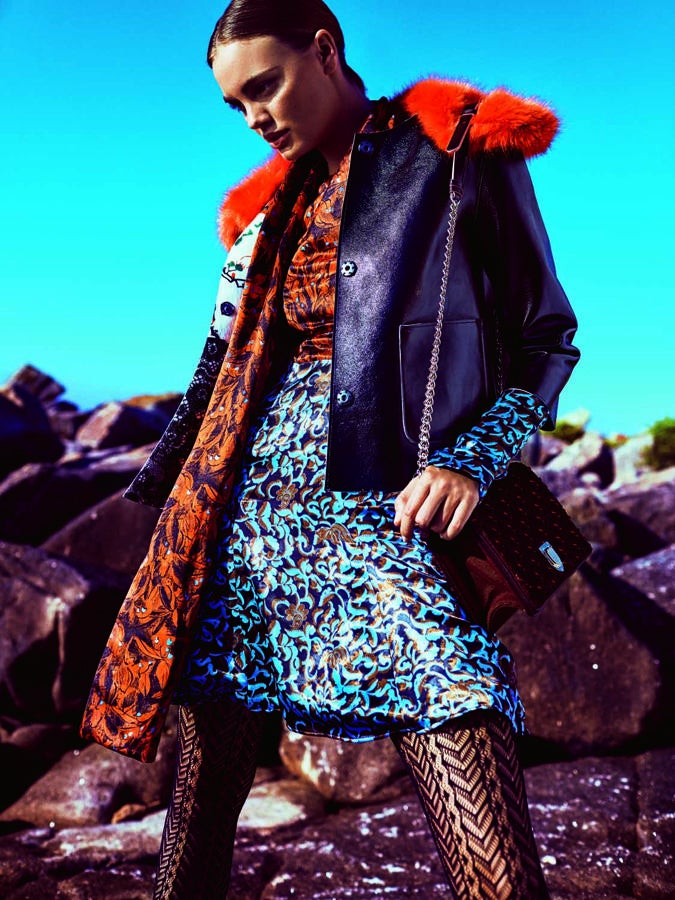 Vestido y bolso de Dior; chaqueta de Guess y medias de Calzedonia.