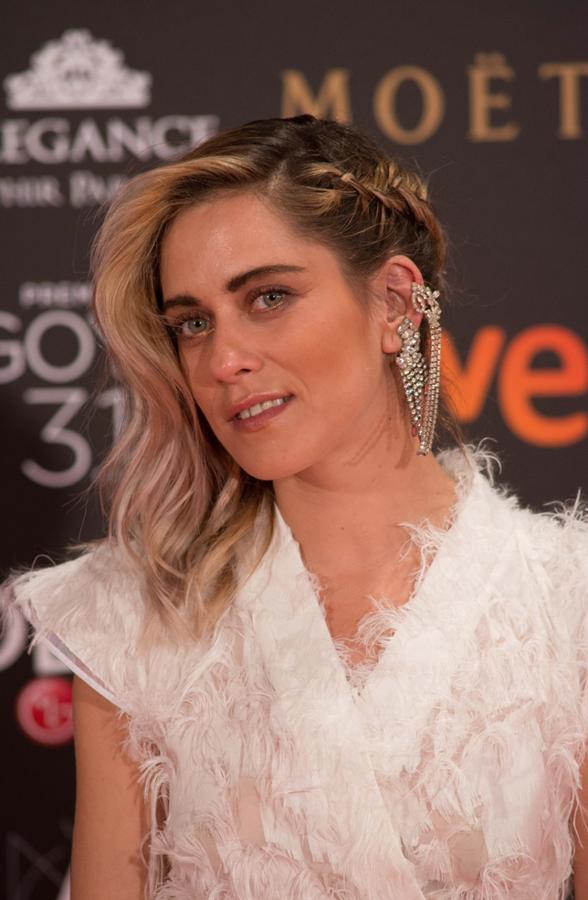 Los maxi pendientes asimétricos (solo los llevaba en una oreja) eran muy originales y bonitos, pero recargaban demasiado un look ya de por sí excesivo.