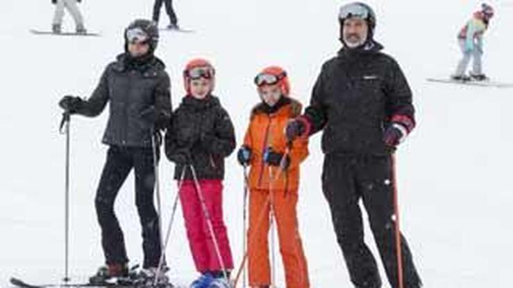 Fotos: Los Reyes y sus hijas posan esquiando en Astún
