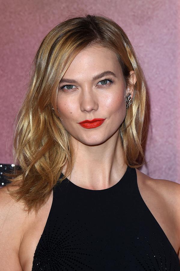 La modelo Karlie Kloss luce un rubio miel con las puntas más claras.