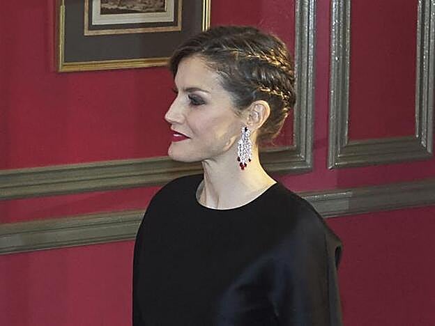 Doña Letizia con peinado de trenzas y maquillaje de labios rojos.