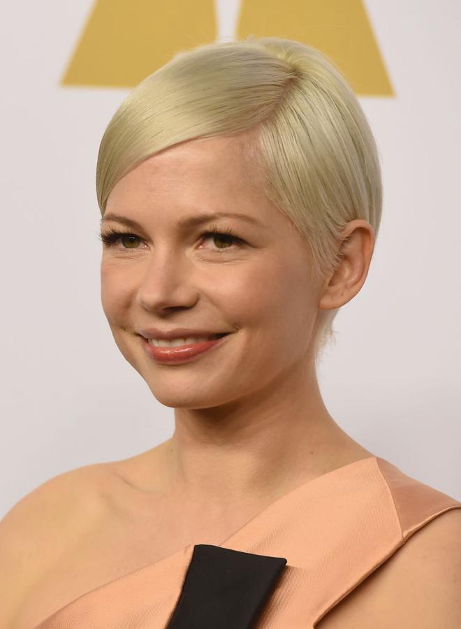 La actriz Michelle Williams con su pixie en rubio platino, casi blanco, un tono que le va muy bien con su color de piel.