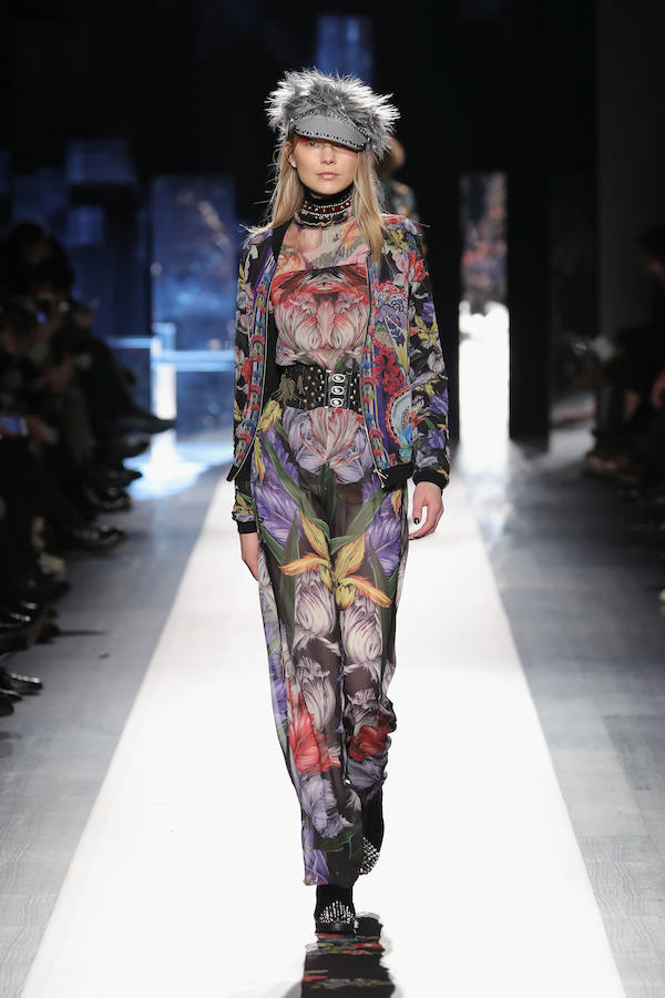 La firma española le da color al invierno con estampados florales que llenan de alegría los días fríos.