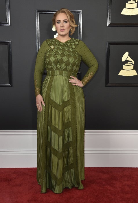 Adele fue la única que pudo rivalizar en protagonismo con Beyoncé en la noche de los Grammy. La cantante demostró que la elegancia no es una cuestión de tallas, y la vimos mejor vestida que nunca con este diseño verde de Givenchy Couture y un perfecto look 'beauty'.
