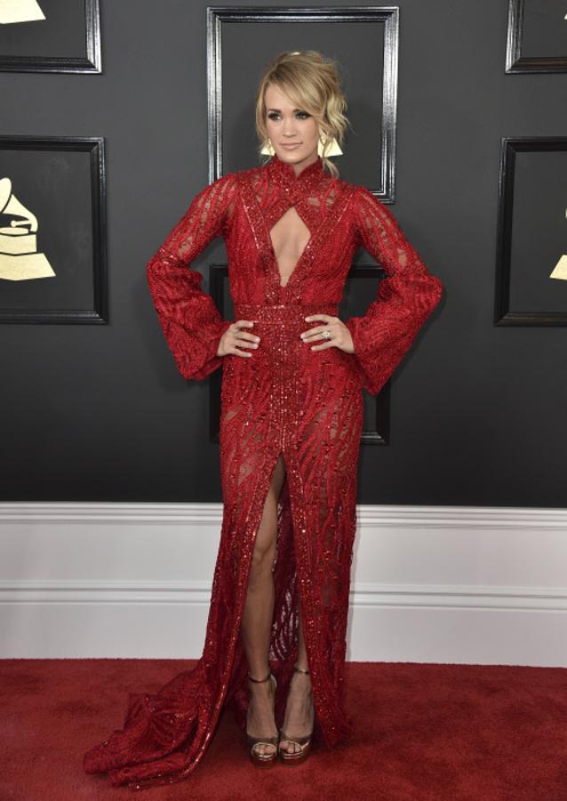 La cantante, muy sexy con este vestido joya rojo con escotazo y gran abertura en la falda firmado por Elie Madi.