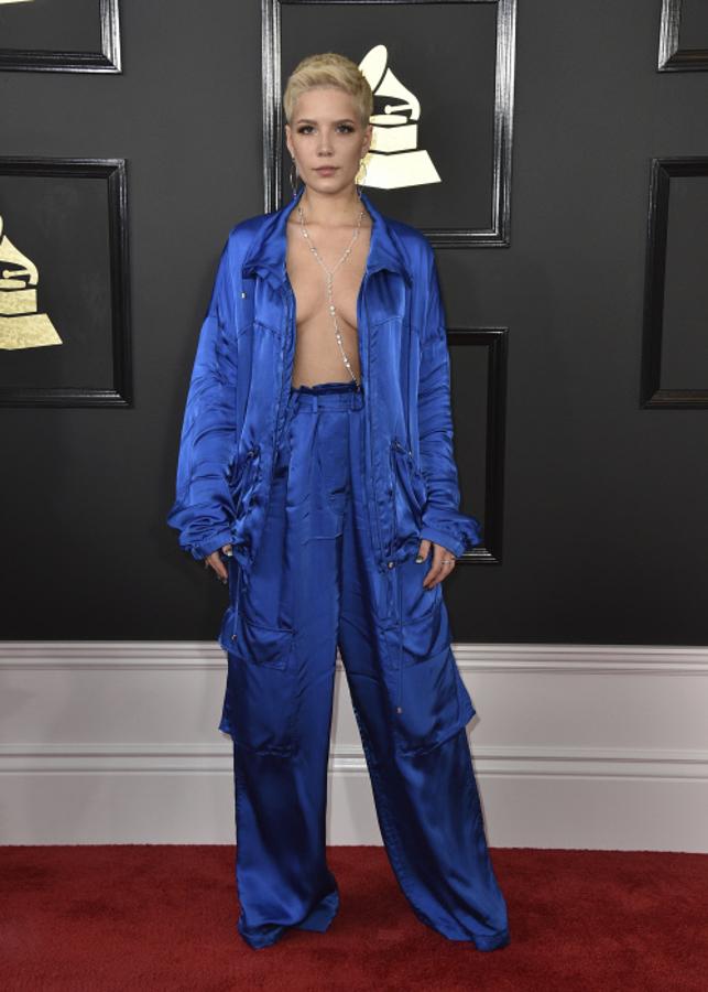La cantante llevó la tendencia 'athleisure' a la alfombra roja de los Grammy con este conjunto 'oversize' de Christian Wijnants.