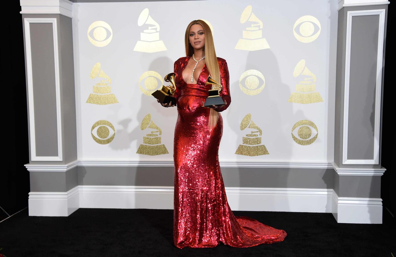 ¿Quién dijo que una embarazada no podía ser sexy en una alfombra roja? Beyoncé fue la reina de la noche por muchos motivos, pero sin duda uno de ellos fue este vestido de paillettes rojo con escotazo de Peter Dundas con el que Queen B presumió de barriguita.