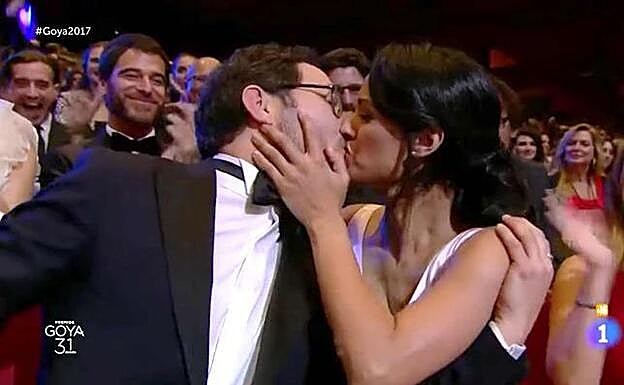 Momento del beso tras conocerse que Carlos era el actor revelación en los Goya.