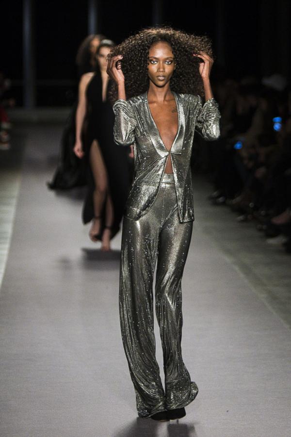 Los '70 se suben a la pasarela de la mano de Brandon Maxwell con este esmoquin joya.