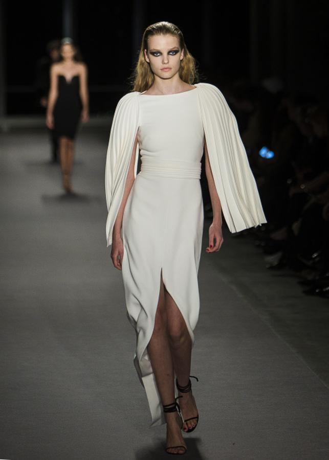 Elegancia en estado puro con este vestido blanco con maravillosas mangas plisadas.