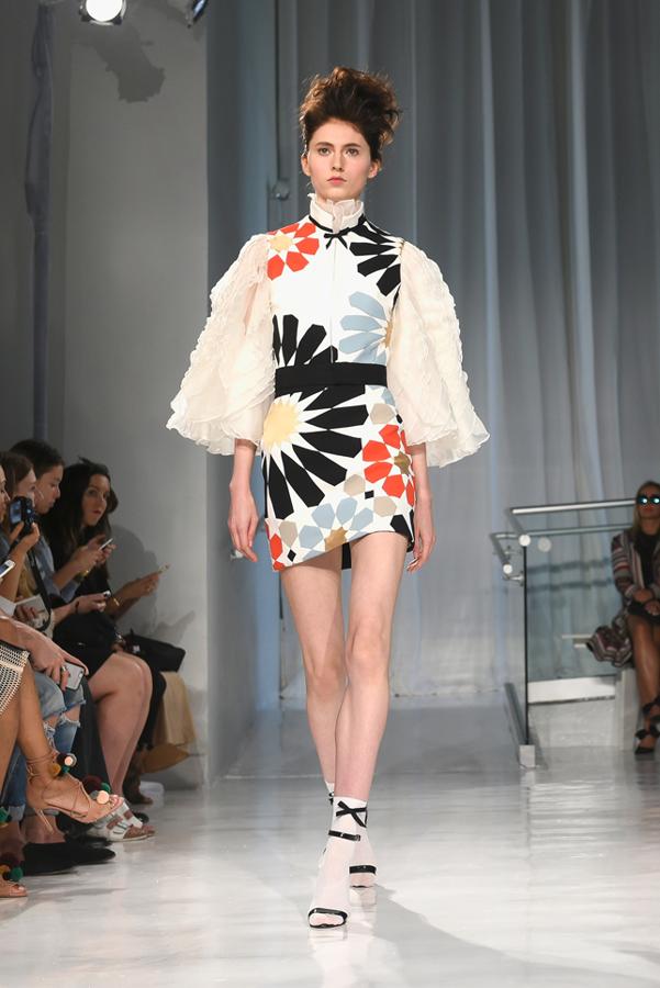 El mini vestido de estampado geométrico y estética años '70 encuentra su complemento perfecto en estos calcetines con lazo.