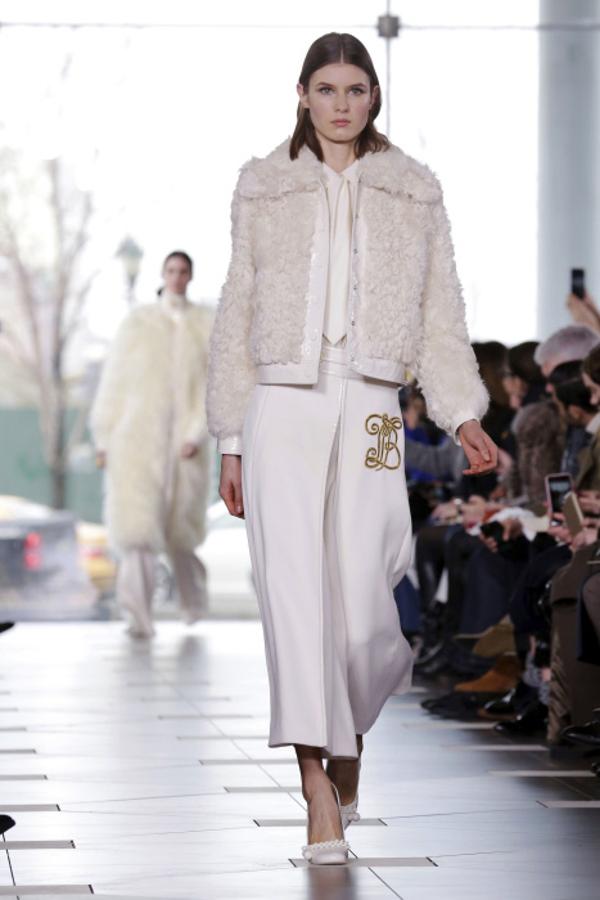 Look 'total white' para un invierno sofisticado en la ciudad.