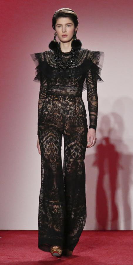 La estética victoriana se reinventa con este seductor mono brocado con transparencias.